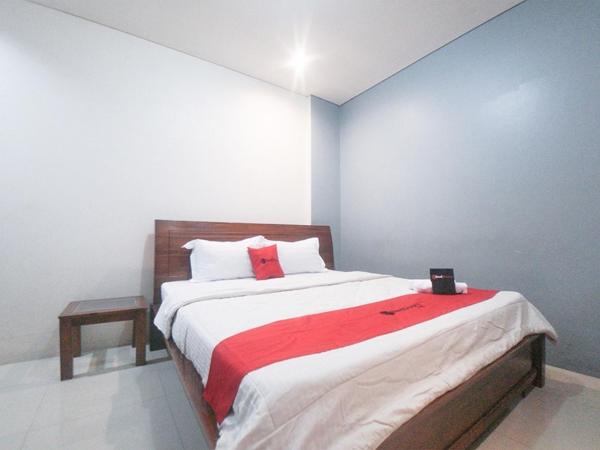 RedDoorz Plus near Green Pramuka Square Mall : photo 2 de la chambre chambre double