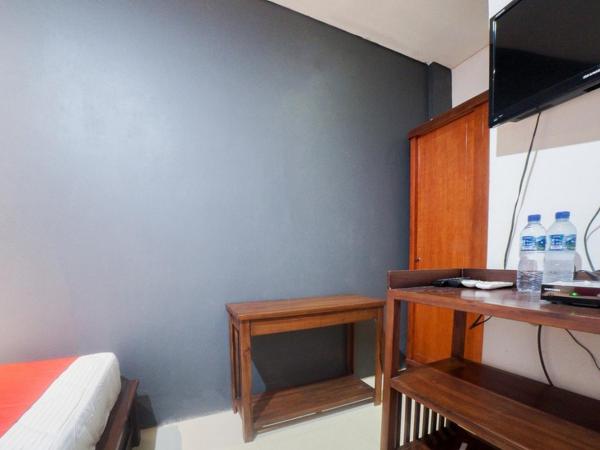RedDoorz Plus near Green Pramuka Square Mall : photo 6 de la chambre chambre double