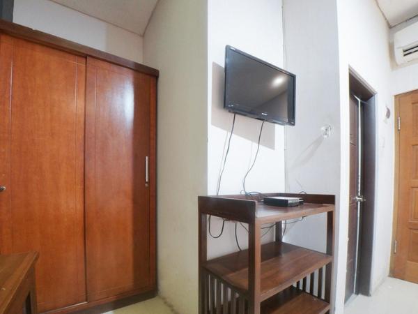 RedDoorz Plus near Green Pramuka Square Mall : photo 7 de la chambre chambre double