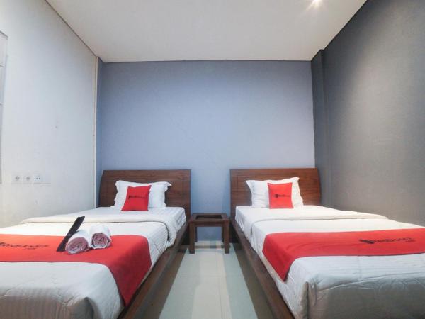 RedDoorz Plus near Green Pramuka Square Mall : photo 2 de la chambre chambre lits jumeaux
