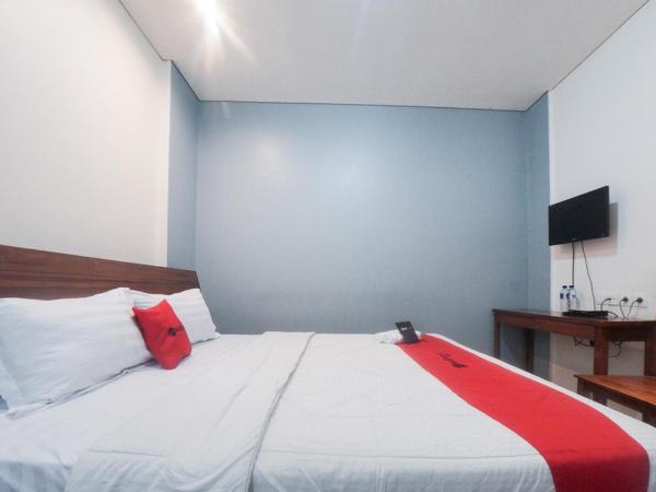 RedDoorz Plus near Green Pramuka Square Mall : photo 5 de la chambre chambre double
