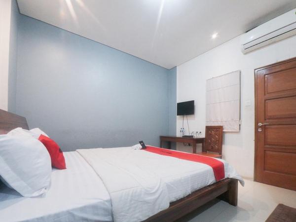 RedDoorz Plus near Green Pramuka Square Mall : photo 4 de la chambre chambre double