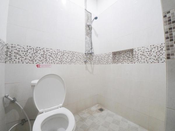 RedDoorz Plus near Green Pramuka Square Mall : photo 1 de la chambre chambre double