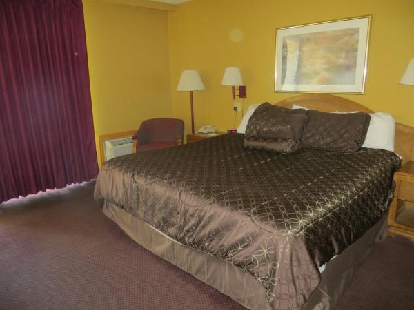 Days Inn by Wyndham Colorado Springs/Garden of the Gods : photo 3 de la chambre suite lit king-size – non-fumeurs