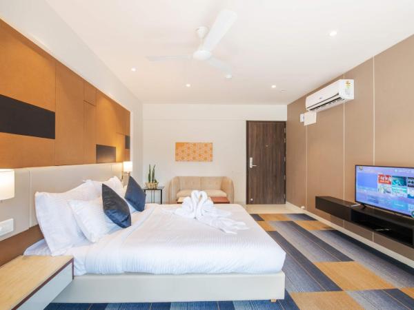 StayBird - B Suite, Business Hotel, Kharadi : photo 2 de la chambre suite de luxe avec balcon