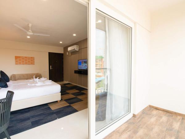 StayBird - B Suite, Business Hotel, Kharadi : photo 3 de la chambre suite de luxe avec balcon