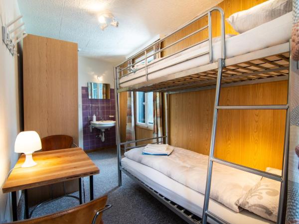 Weisses Rössli : photo 3 de la chambre chambre avec lits superposés et salle de bains commune