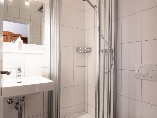 Weisses Rössli : photo 4 de la chambre chambre lit queen-size avec salle de bains/douche privative