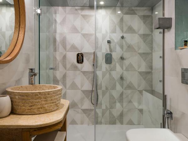 Residenza Vranas Boutique Hotel : photo 10 de la chambre penthouse avec baignoire spa et terrasse - vue sur mer
