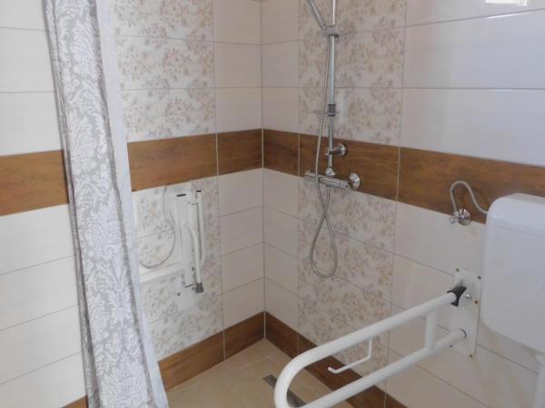 Berta Panzió : photo 2 de la chambre chambre lits jumeaux pour personnes à mobilité réduite