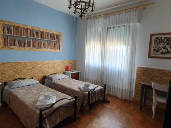 Venice Treviso Airport Bed : photo 4 de la chambre chambre lits jumeaux avec salle de bains commune