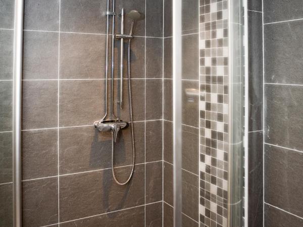 Backpackers Göteborg : photo 3 de la chambre chambre lits jumeaux avec salle de bains commune