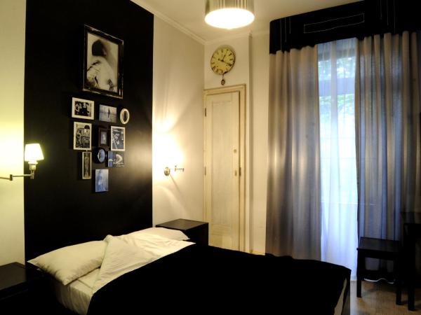 Hostel Deco : photo 5 de la chambre chambre double avec salle de bains commune