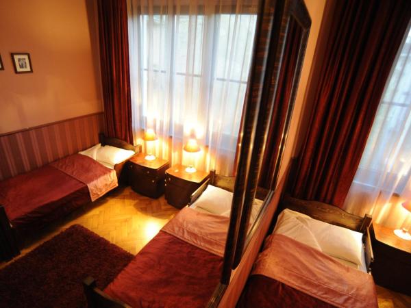 Hostel Deco : photo 2 de la chambre chambre triple avec salle de bains commune