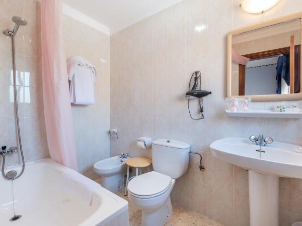 Hotel Canadá : photo 4 de la chambre chambre double avec lit d'appoint