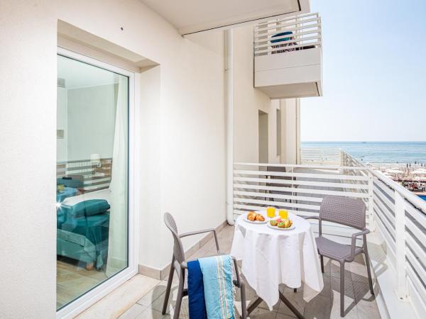 Hotel Capitol : photo 5 de la chambre chambre double ou lits jumeaux - vue partielle sur mer
