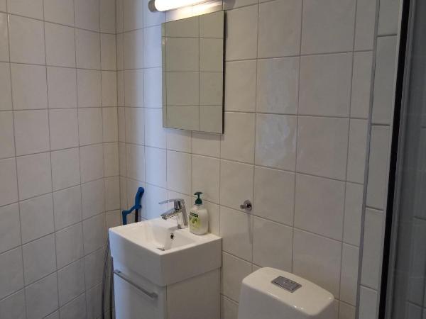 Villa Kungssten : photo 5 de la chambre chambre simple avec salle de bains privative