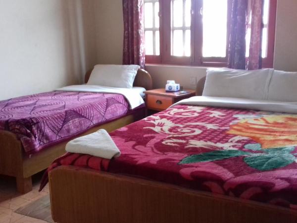 Sunset guest house : photo 1 de la chambre chambre triple avec salle de bains commune