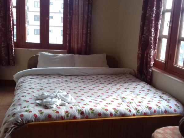 Sunset guest house : photo 1 de la chambre chambre double avec salle de bains privative