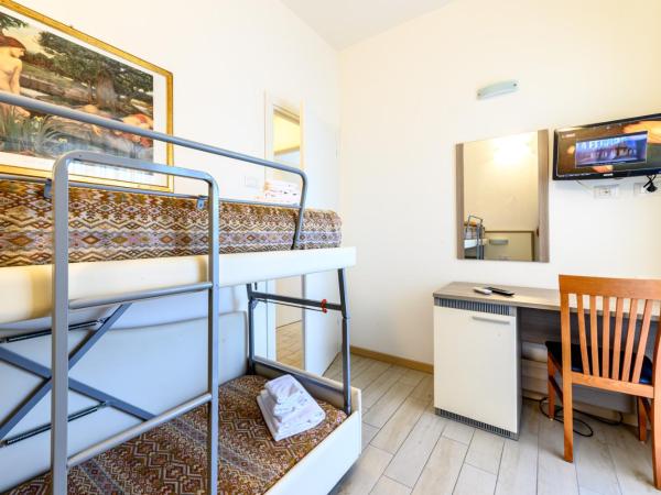 Hotel St Gregory Park : photo 9 de la chambre chambre quadruple