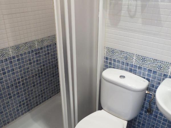 Pensión Don Claudio : photo 10 de la chambre chambre lits jumeaux avec salle de bains privative