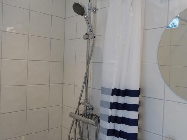 Villa Kungssten : photo 3 de la chambre chambre simple avec salle de bains privative