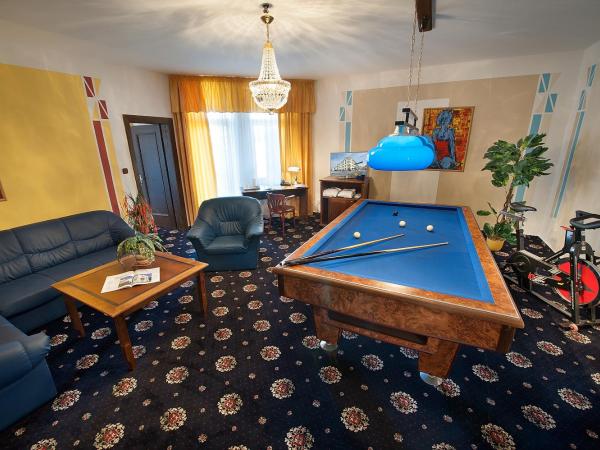 Brioni Suites : photo 2 de la chambre suite with balcony and pool table