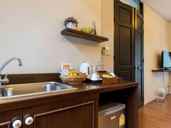 Feung Nakorn Balcony Rooms and Cafe : photo 5 de la chambre chambre familiale