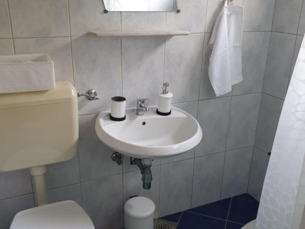 Rooms and Apartments V&M : photo 10 de la chambre chambre double avec salle de bains privative