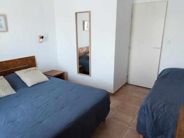 Hotel Le Bleu Marine : photo 1 de la chambre chambre triple avec balcon ou terrasse