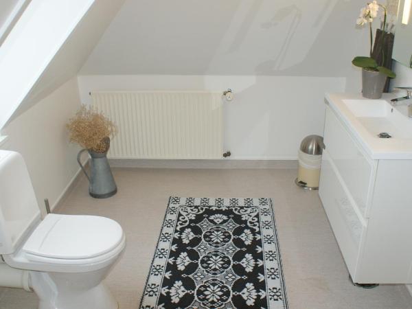 Billesgade Rooms : photo 2 de la chambre petite chambre double ou lits jumeaux avec salle de bains commune