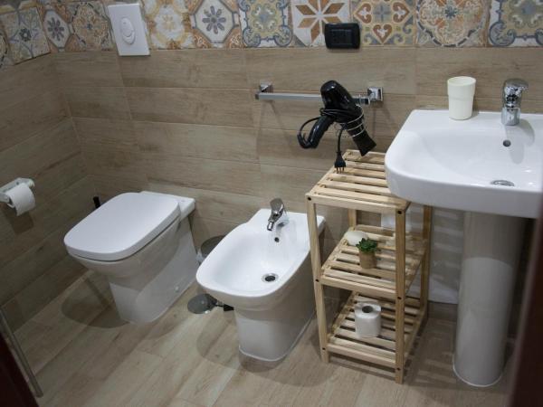 Mary's house : photo 2 de la chambre chambre triple avec salle de bains privative