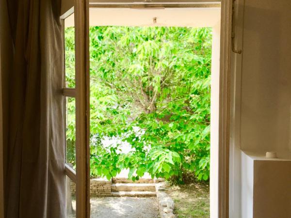 Domaine de Carraire : photo 3 de la chambre studio avec vue sur jardin