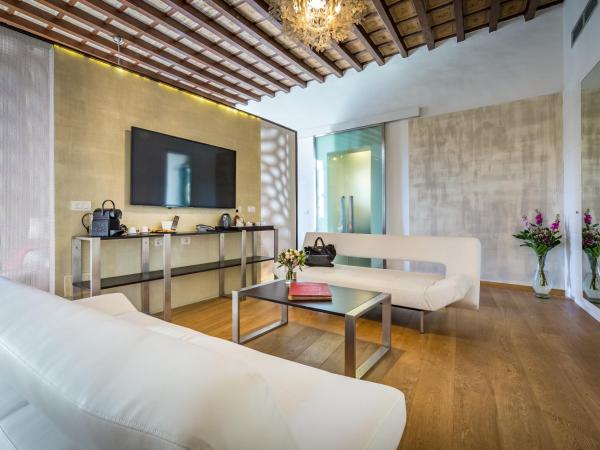 Hotel La Scaletta al Ponte Vecchio : photo 5 de la chambre suite - vue sur jardin