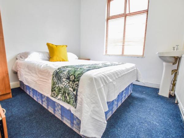 Regency GuestHouse Manchester North : photo 3 de la chambre chambre double avec salle de bains commune