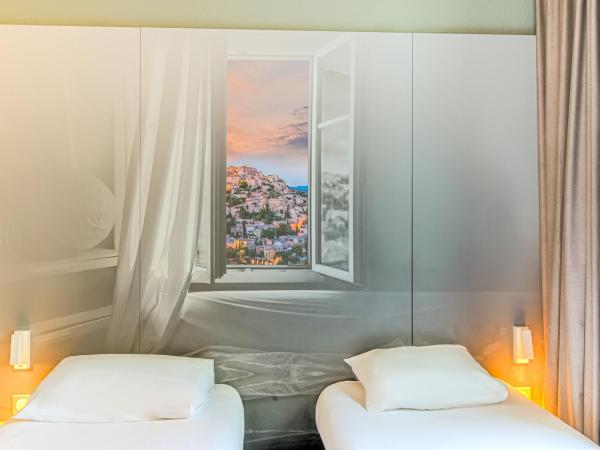 B&B HOTEL Salon de Provence : photo 8 de la chambre chambre lits jumeaux