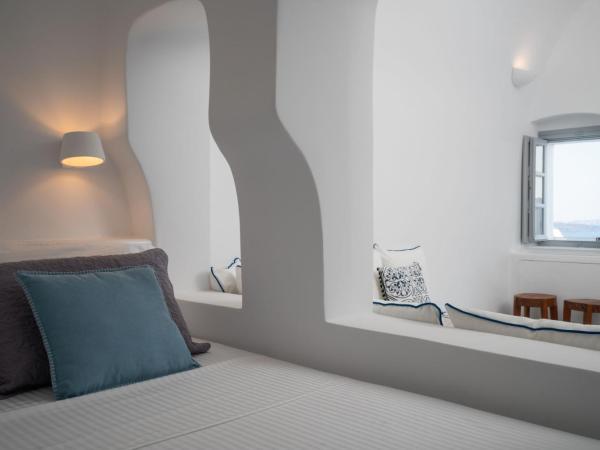 Oia Spirit Boutique Residences : photo 7 de la chambre suite avec balcon - vue sur dômes bleus