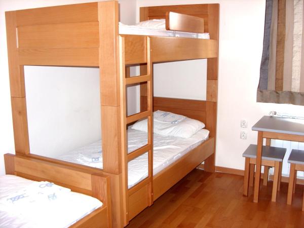 HI Hostel Zadar : photo 4 de la chambre chambre triple avec salle de bains privative