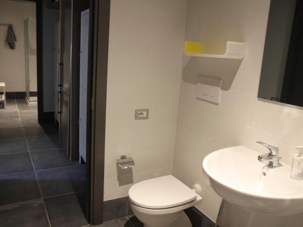 Ostello Alfieri 2 : photo 4 de la chambre lit dans dortoir mixte de 8 lits