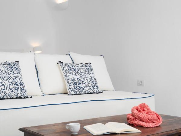 Oia Spirit Boutique Residences : photo 5 de la chambre suite avec terrasse - vue sur dômes bleus