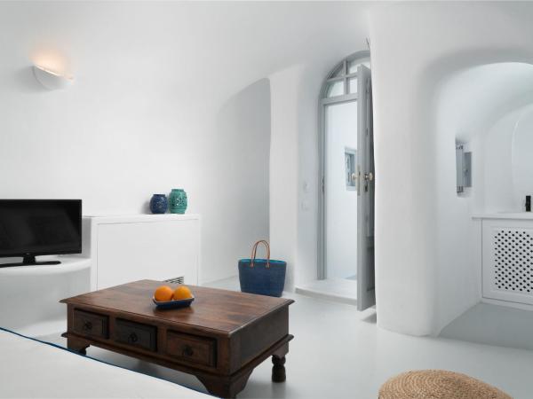 Oia Spirit Boutique Residences : photo 4 de la chambre suite avec terrasse - vue sur dômes bleus