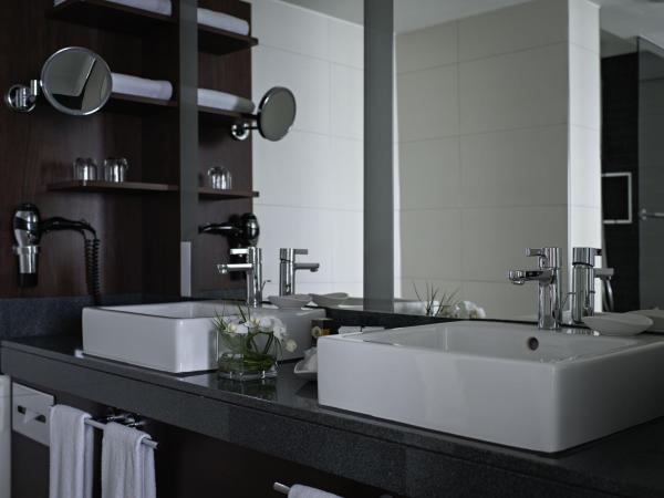Pullman Cologne : photo 1 de la chambre suite deluxe avec lit king-size