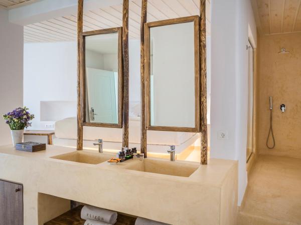 KLIDON Dreamy Living Suites : photo 9 de la chambre suite lit king-size avec baignoire spa