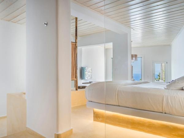 KLIDON Dreamy Living Suites : photo 3 de la chambre suite lit king-size avec baignoire spa