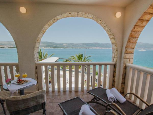 Hotel Vila Tina : photo 9 de la chambre chambre double supérieure avec terrasse - vue sur mer