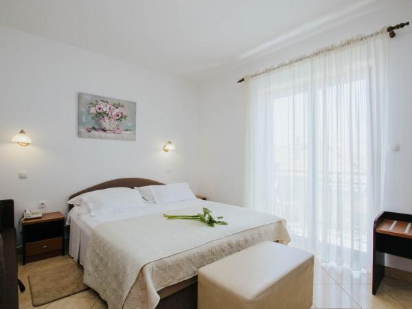 Hotel Vila Tina : photo 5 de la chambre chambre triple avec balcon - vue sur mer