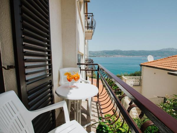 Hotel Vila Tina : photo 10 de la chambre chambre triple avec balcon - vue sur mer