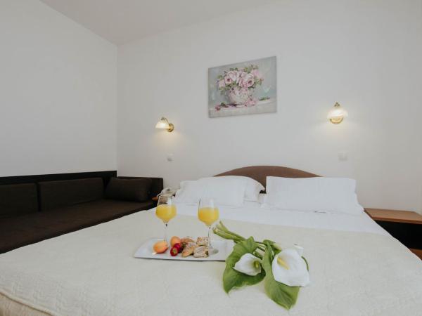 Hotel Vila Tina : photo 9 de la chambre chambre triple avec balcon - vue sur mer