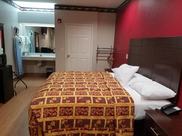Scott Inn & Suites - Downtown Houston : photo 3 de la chambre chambre lit king-size - non-fumeurs - accessible aux personnes à mobilité réduite