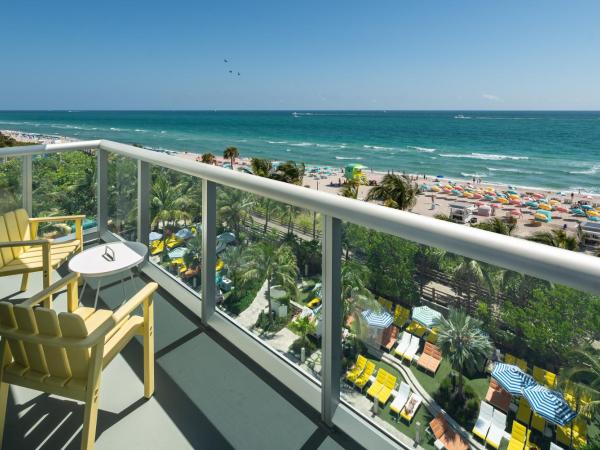The Confidante Miami Beach, part of Hyatt : photo 7 de la chambre chambre lit king-size avec balcon - côté océan